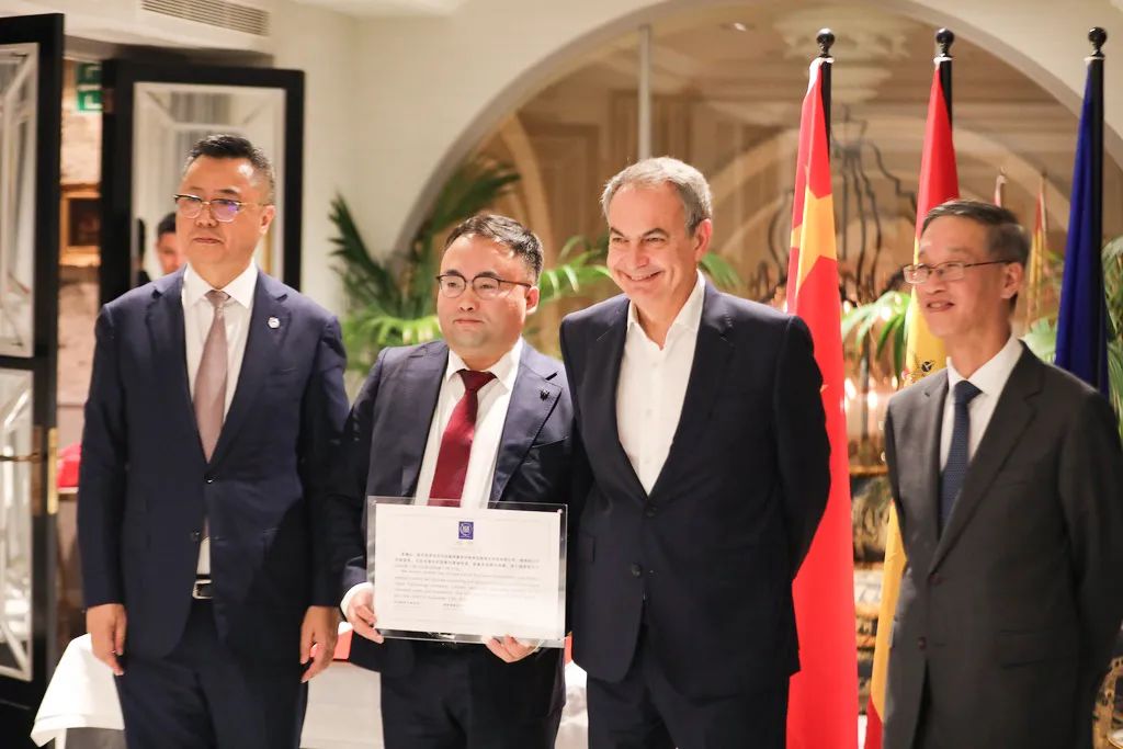 歐中理事會主席和駐西班牙大使為迅鐳激光歐洲銷售中心揭牌/波蘭前總統等前歐首腦被聘為海外發展顧問(圖4)