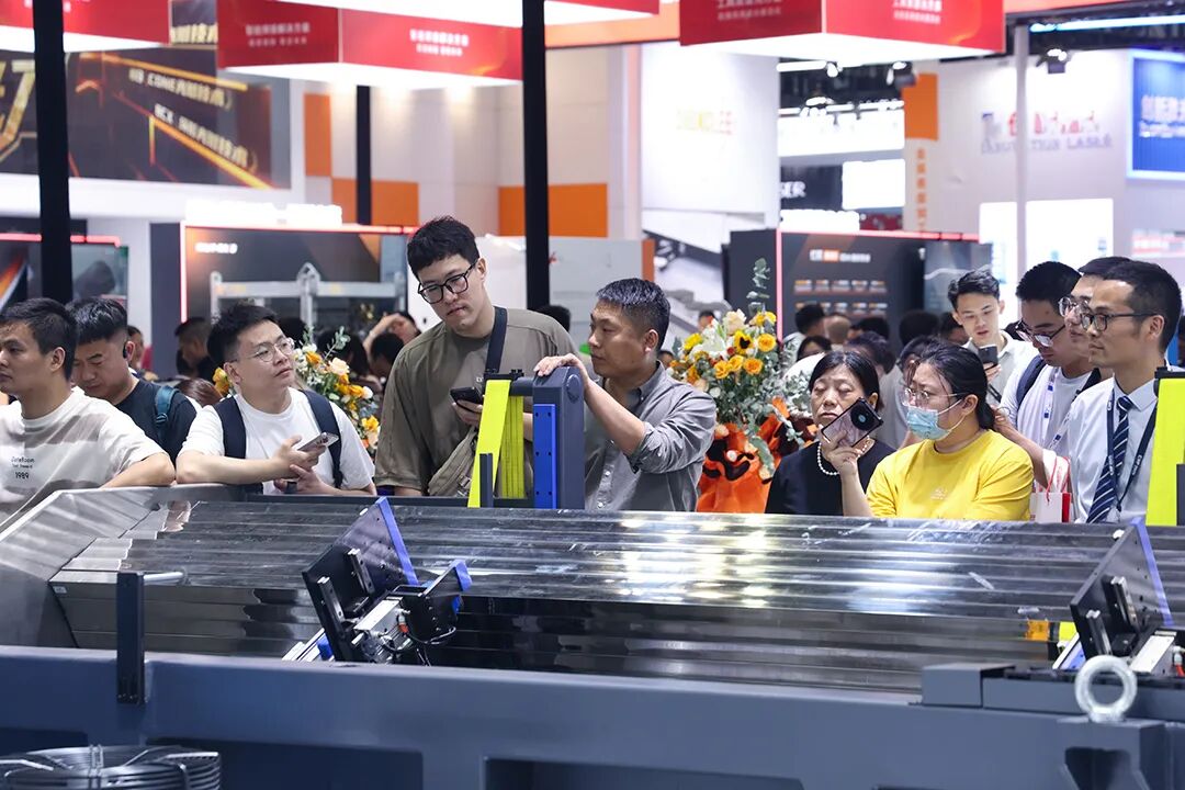 展會直擊｜迅鐳激光展臺閃耀2025上海工博會！(圖19)